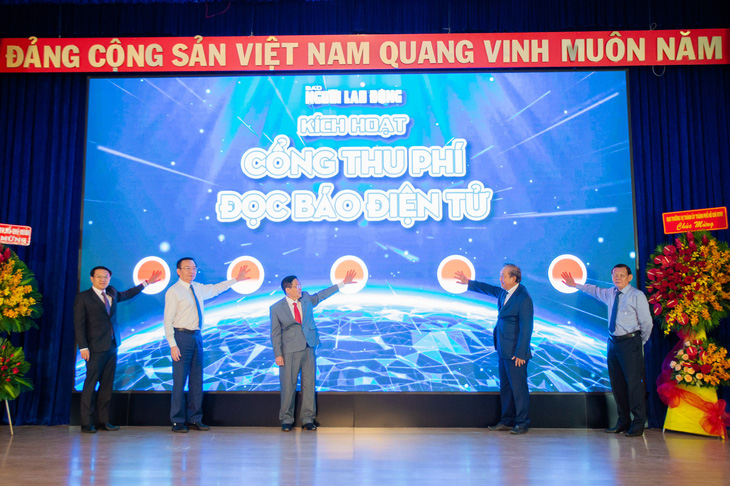 Báo Người Lao Động kỷ niệm 47 năm thành lập, bắt đầu thu phí báo điện tử - Ảnh 2.