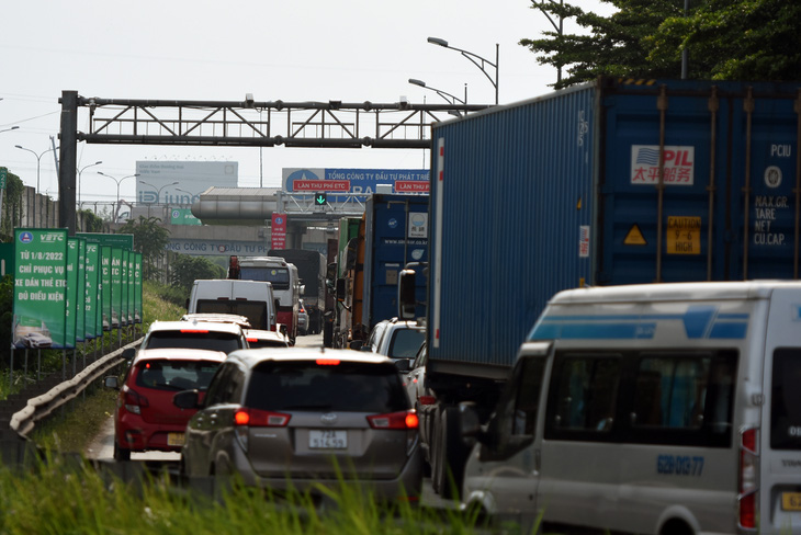 Từ 1-8, xe không dán thẻ vào đường cao tốc bị phạt đến 3 triệu đồng - Ảnh 2.