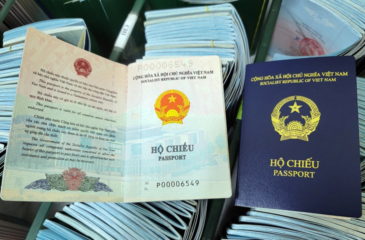 Pháp vẫn cấp visa Schengen cho người mang hộ chiếu Việt Nam mới màu xanh tím than - Ảnh 1.