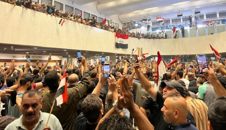 Hàng trăm người biểu tình xông vào tòa nhà Quốc hội Iraq - Ảnh 2.