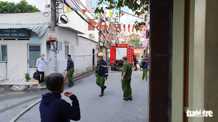 Cháy nhà trong hẻm sâu, lực lượng chữa cháy không vào được, phải phun nước từ phía sau - Ảnh 3.