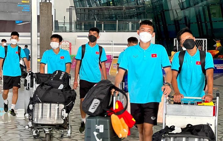 Sau một ngày ‘hành xác’, đội tuyển U16 Việt Nam đã đến Indonesia - Ảnh 1.