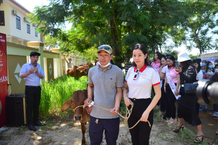 Ôi thần linh ơi, hoa hậu tặng bò giống giúp người nghèo kế sinh nhai! - Ảnh 4.