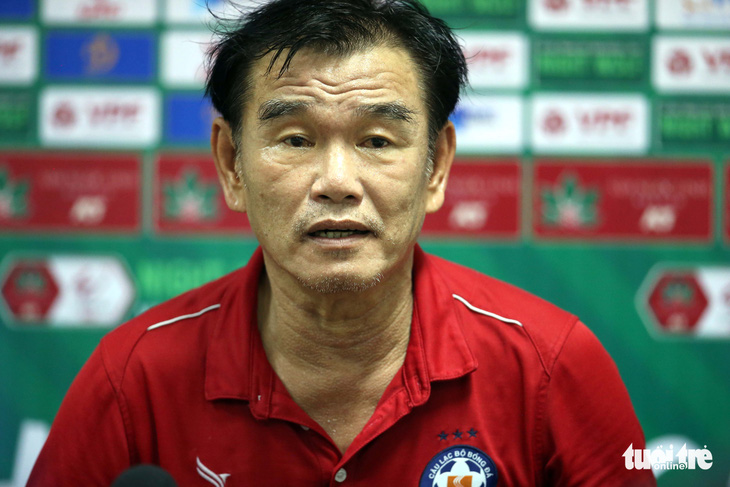 HLV Phan Thanh Hùng bực vì bị trọng tài nhắc quá nhiều - Ảnh 1.