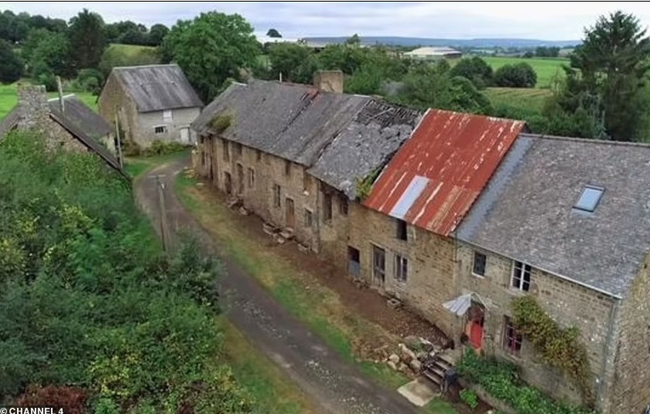 Cặp đôi mua cả ngôi làng ở Pháp vì không đủ tiền sở hữu nhà tại Anh - Ảnh 1.