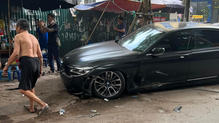 Xe Mercedes tông BMW và một loạt xe máy trên phố Hà Nội - Ảnh 2.
