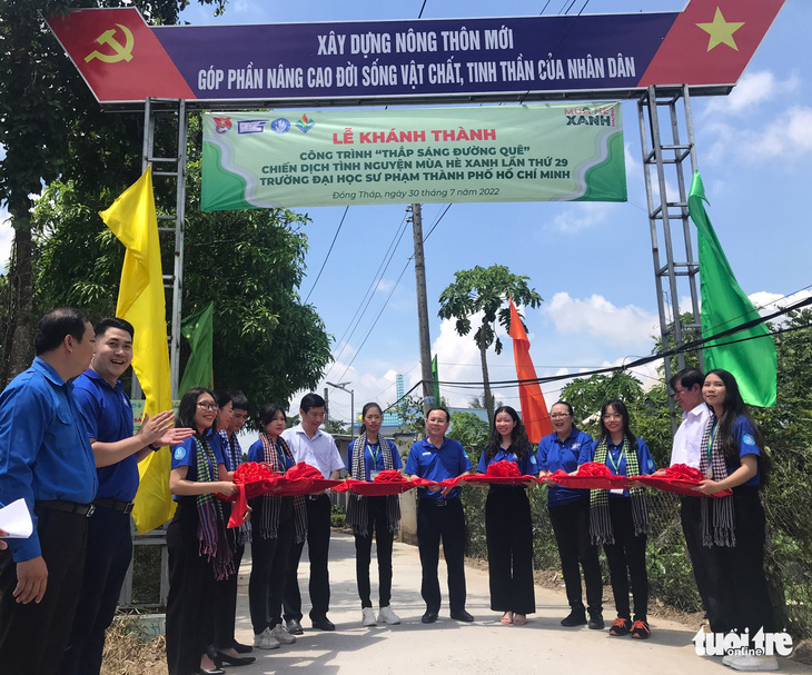 Lãnh đạo TP.HCM thăm chiến sĩ tình nguyện hè tại Đồng Tháp và An Giang - Ảnh 1.