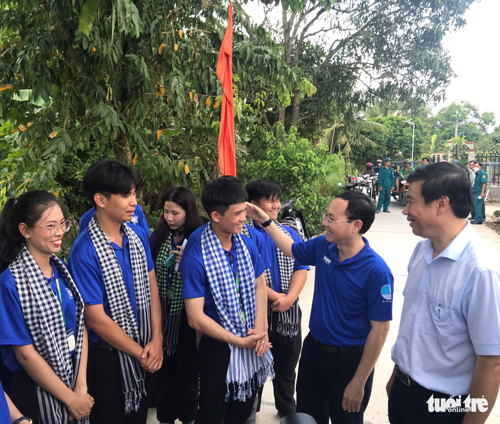 Lãnh đạo TP.HCM thăm chiến sĩ tình nguyện hè tại Đồng Tháp và An Giang - Ảnh 2.
