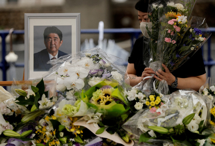 Khảo sát của Kyodo News: Hơn 53% người Nhật phản đối làm quốc tang cho ông Abe Shinzo - Ảnh 1.