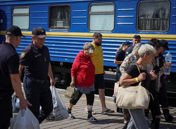 Ukraine buộc người dân ở Donbass sơ tán, không đi phải ký giấy - Ảnh 2.