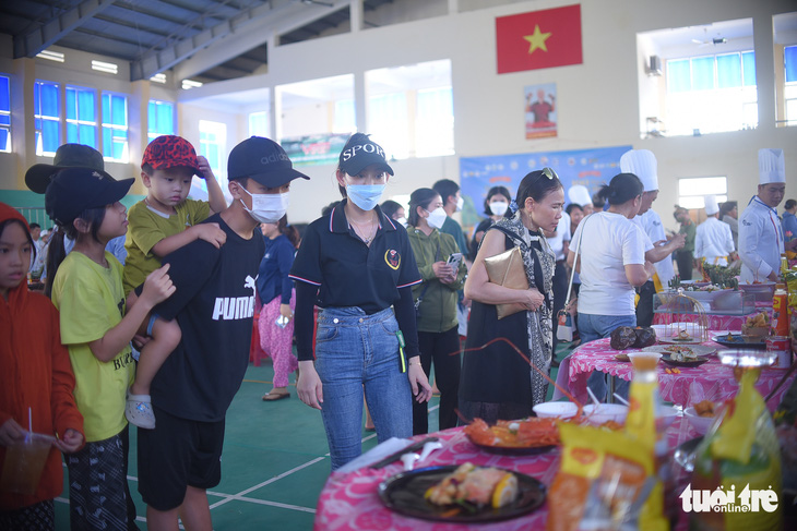 Mãn nhãn với 100 món ăn được chế biến từ tôm hùm - Ảnh 1.