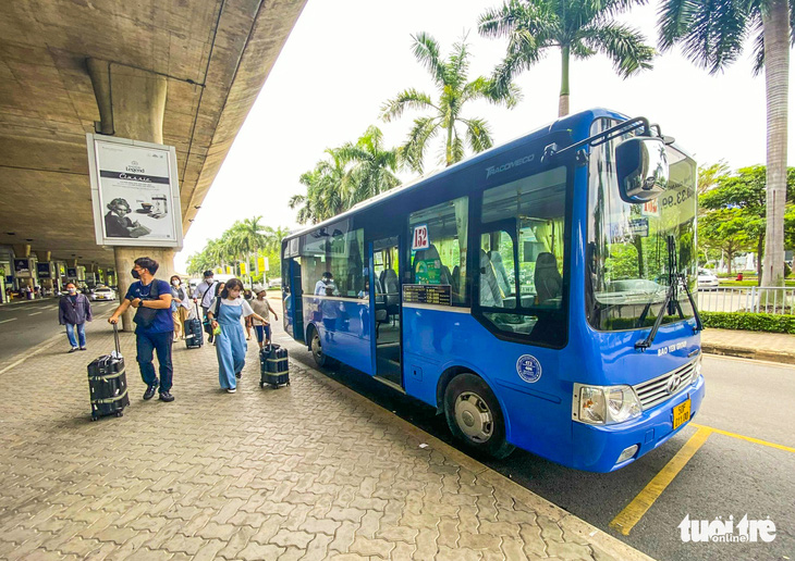 Xây thêm nhà xe trong sân bay Tân Sơn Nhất: Thêm ùn tắc và ngột ngạt - Ảnh 1.