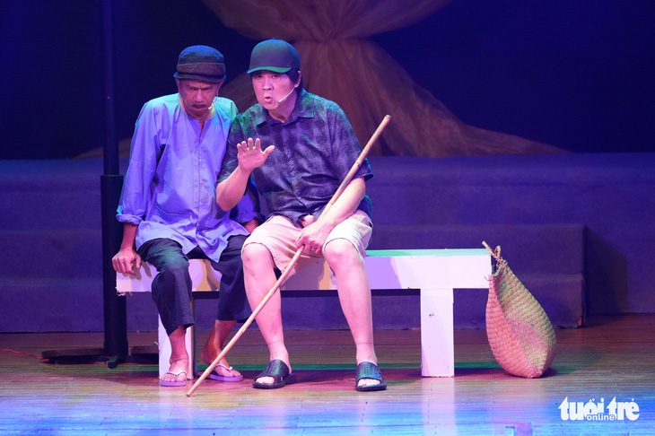 Kim Tử Long dẫn chương trình rất duyên cho đêm diễn 60 năm nghiệp hát của nghệ sĩ Bảo Quốc - Ảnh 1.
