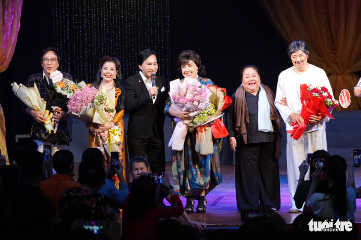 Kim Tử Long dẫn chương trình rất duyên cho đêm diễn 60 năm nghiệp hát của nghệ sĩ Bảo Quốc - Ảnh 8.