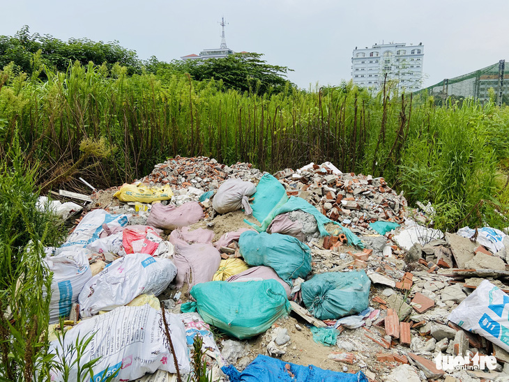 Đổ trộm rác thải xây dựng, công nhân môi trường bức xúc - Ảnh 3.