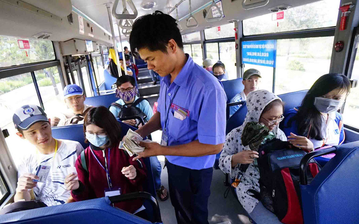 Tài xế xe buýt không nên quát người già, sinh viên