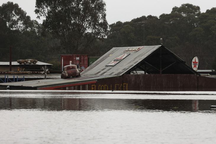 Thảm họa lũ lụt ở Úc: Xe hơi đậu trên nóc nhà, 50.000 dân sơ tán - Ảnh 2.