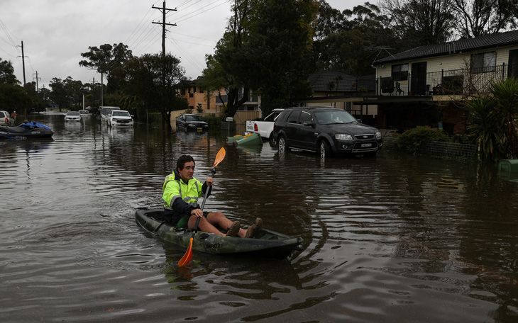 Thảm họa lũ lụt ở Úc: Xe hơi đậu trên nóc nhà, 50.000 dân sơ tán