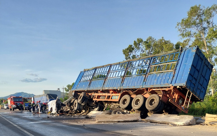 Xe container chở thép lao lên lan can cầu, tông ngã dải phân cách