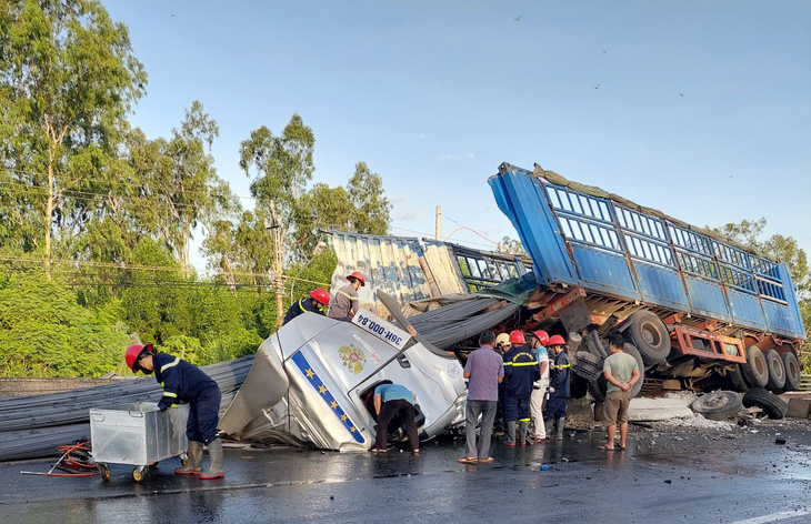 Xe container chở thép lao lên lan can cầu, tông ngã dải phân cách - Ảnh 3.