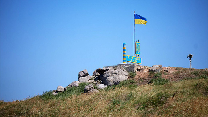 Ukraine lại nói chưa thượng cờ trên đảo Rắn - Ảnh 1.