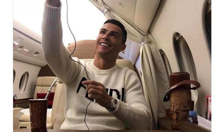 Ronaldo rao bán máy bay riêng trước tin đồn chia tay Manchester United - Ảnh 1.