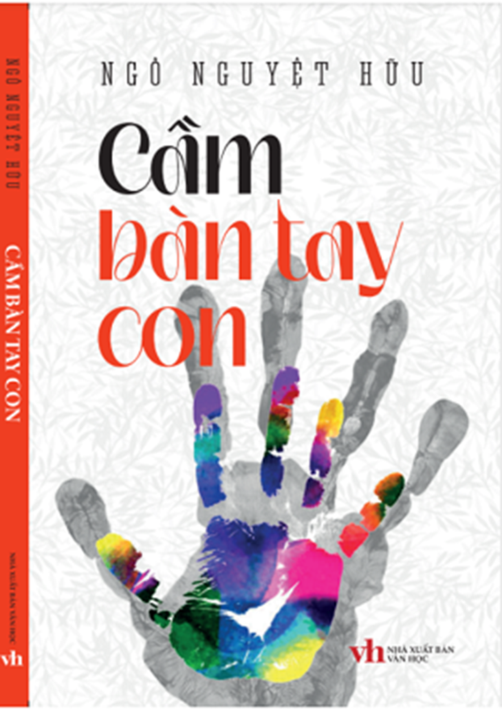 Cầm bàn tay con - Ảnh 1.