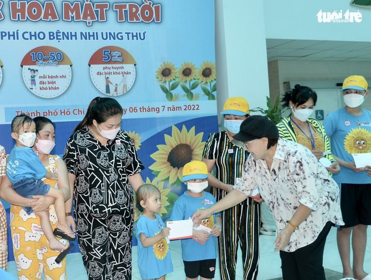 Nghệ sĩ Lệ Thủy, ca sĩ Đình Trí cùng Tuổi Trẻ trao quà cho bệnh nhi ung thư tại Bệnh viện Nhi đồng - Ảnh 3.