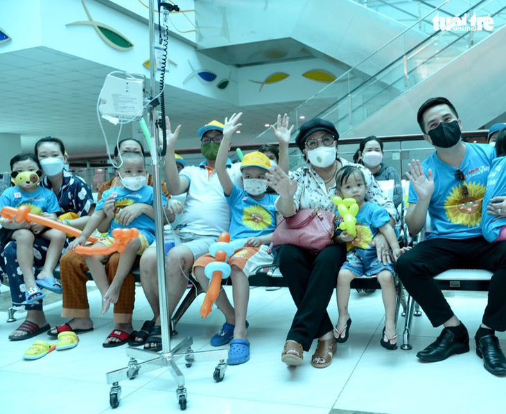 Nghệ sĩ Lệ Thủy, ca sĩ Đình Trí cùng Tuổi Trẻ trao quà cho bệnh nhi ung thư tại Bệnh viện Nhi đồng - Ảnh 2.