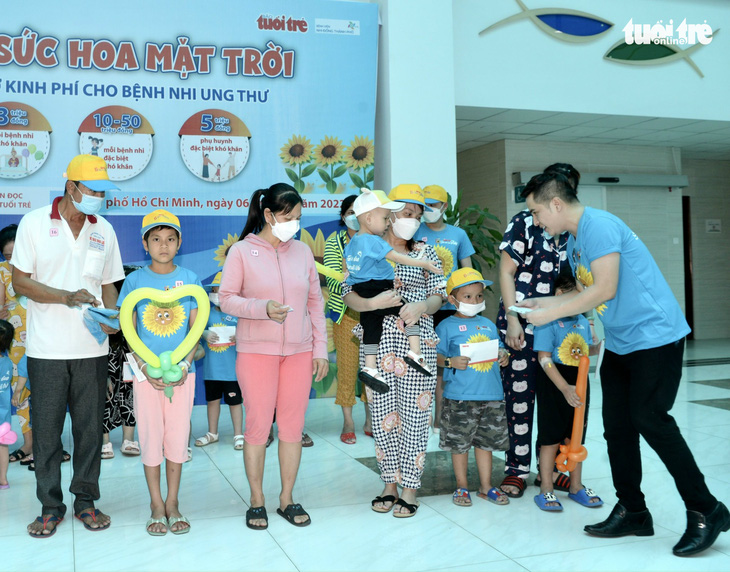 Nghệ sĩ Lệ Thủy, ca sĩ Đình Trí cùng Tuổi Trẻ trao quà cho bệnh nhi ung thư tại Bệnh viện Nhi đồng - Ảnh 4.