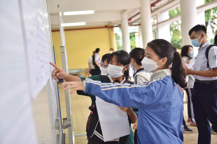 Sáng nay 7-7 thi môn đầu tiên, thí sinh lại rủ nhau... đoán đề văn - Ảnh 2.