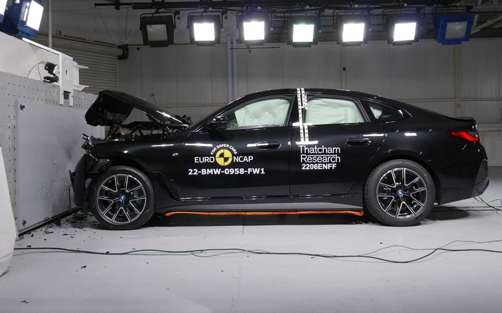 Sedan điện mới BMW i4 gây thất vọng về độ an toàn
