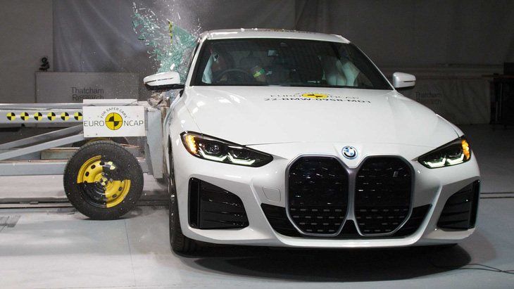 Sedan điện mới BMW i4 gây thất vọng về độ an toàn - Ảnh 4.