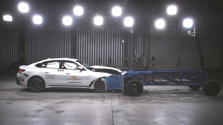 Sedan điện mới BMW i4 gây thất vọng về độ an toàn - Ảnh 3.