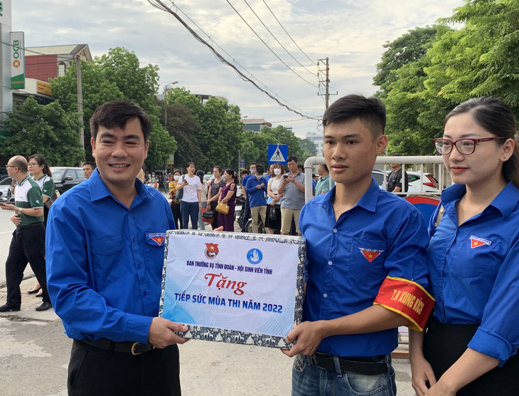 Bí thư thứ nhất Trung ương Đoàn tặng quà đội Tiếp sức mùa thi ở Thanh Hóa - Ảnh 2.