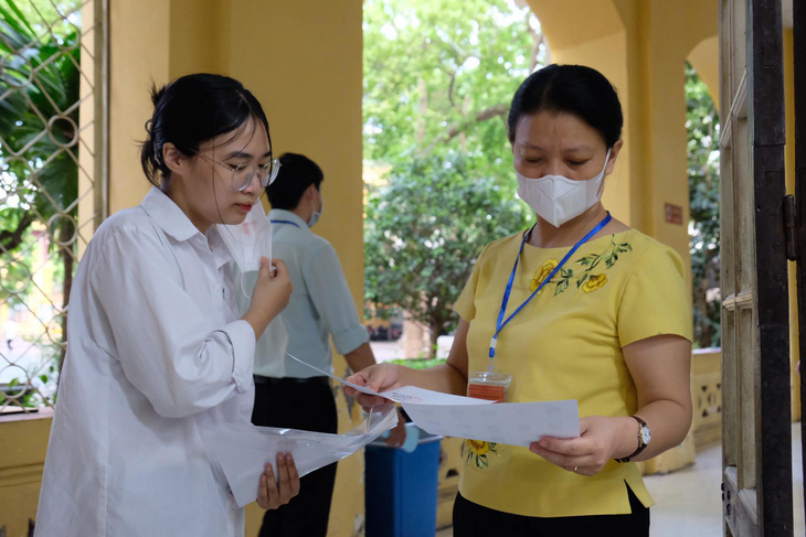 Sáng nay 7-7 thi môn đầu tiên, thí sinh lại rủ nhau... đoán đề văn - Ảnh 17.