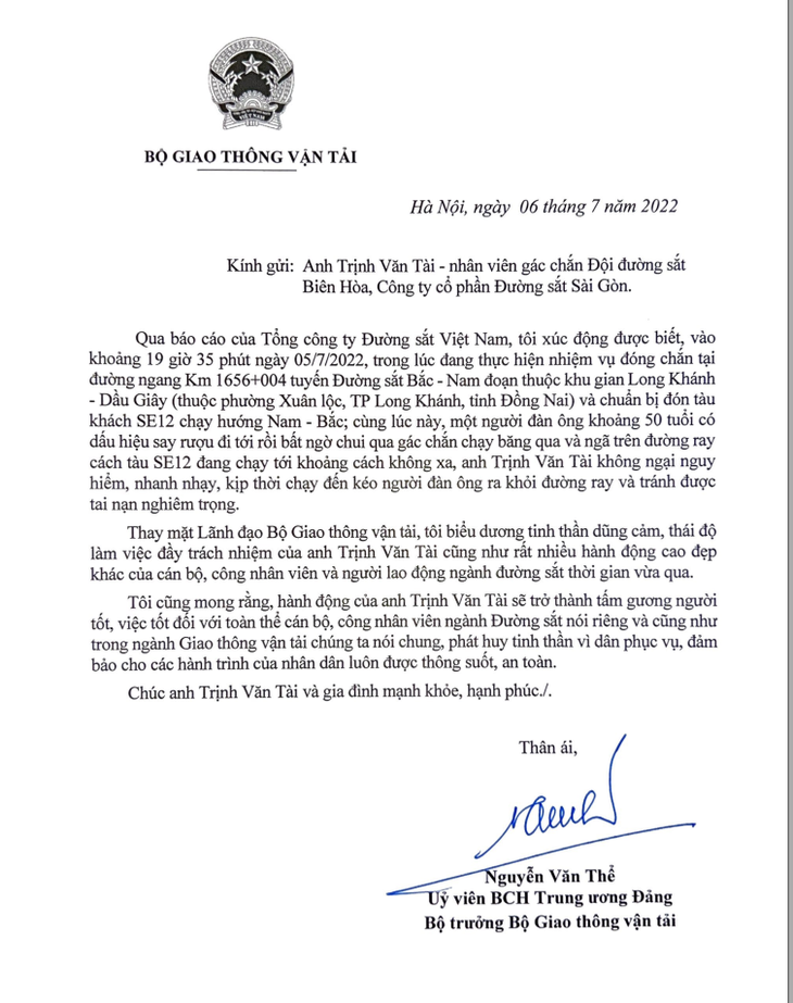 Bộ trưởng Nguyễn Văn Thể gửi thư khen nhân viên gác chắn cứu người ngay trước mũi tàu - Ảnh 2.