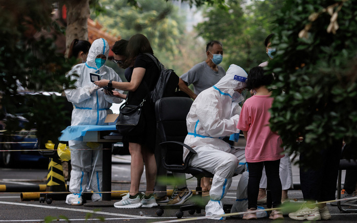 Bắc Kinh phải bỏ quy định có tiêm vắc xin COVID-19 mới được đến chỗ đông người