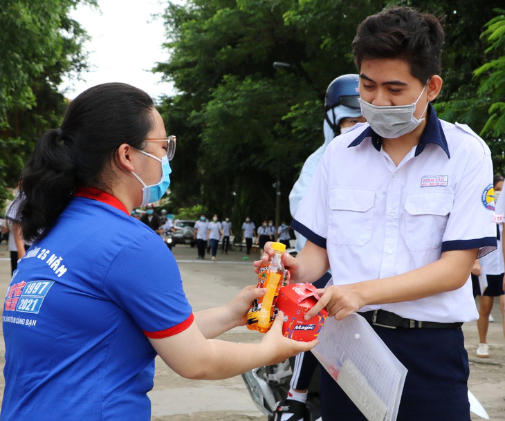 Anh Nguyễn Minh Triết tặng quà sinh viên ‘Tiếp sức mùa thi’ - Ảnh 3.