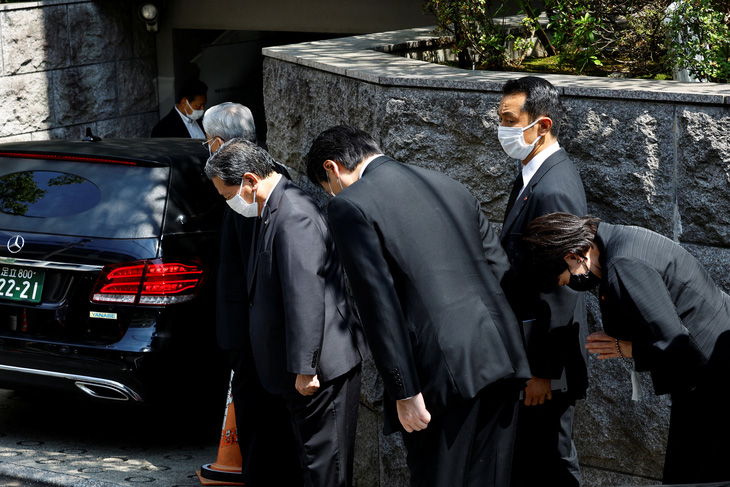 Thi hài ông Abe về nhà ở Tokyo, sau tang lễ gia đình là tang lễ cấp quốc gia - Ảnh 1.
