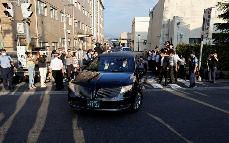 Sáng nay 9-7, xe tang đưa cố thủ tướng Nhật Bản Abe Shinzo rời bệnh viện về nhà ở Tokyo - Ảnh 1.