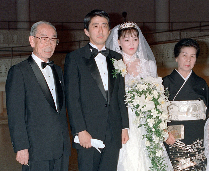Cuộc đời cựu thủ tướng Nhật Bản Abe Shinzo qua ảnh - Ảnh 1.