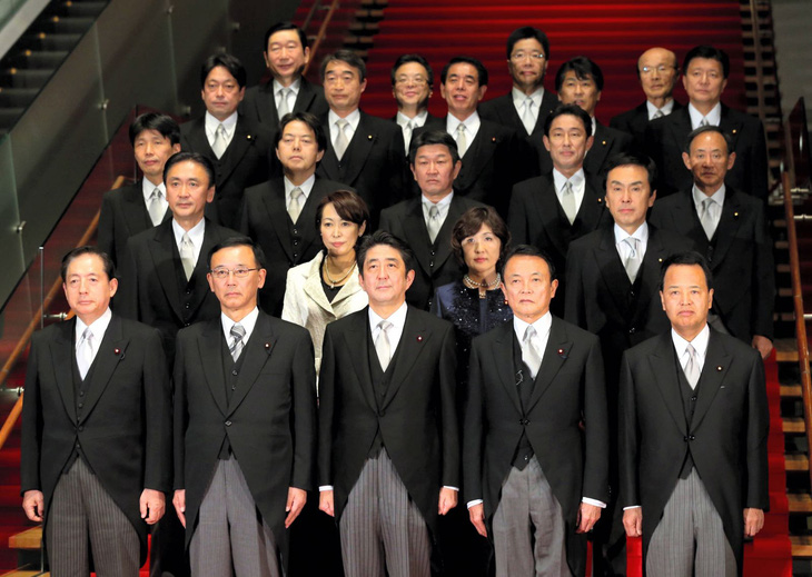 Cuộc đời cựu thủ tướng Nhật Bản Abe Shinzo qua ảnh - Ảnh 5.