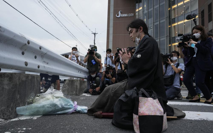 Sáng nay 9-7, xe tang đưa cựu thủ tướng Nhật Bản Abe Shinzo rời bệnh viện về nhà ở Tokyo