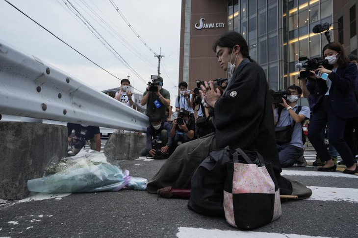Sáng nay 9-7, xe tang đưa cố thủ tướng Nhật Bản Abe Shinzo rời bệnh viện về nhà ở Tokyo - Ảnh 3.