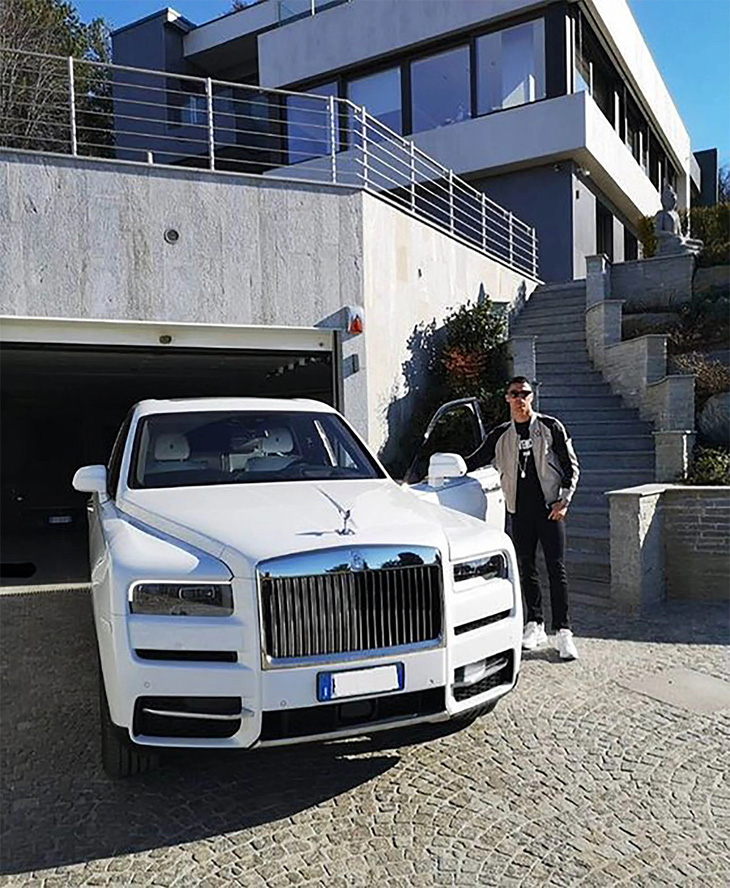 Đỗ xe trái phép, Rolls-Royce Cullinan của Ronaldo bị khóa bánh - Ảnh 1.