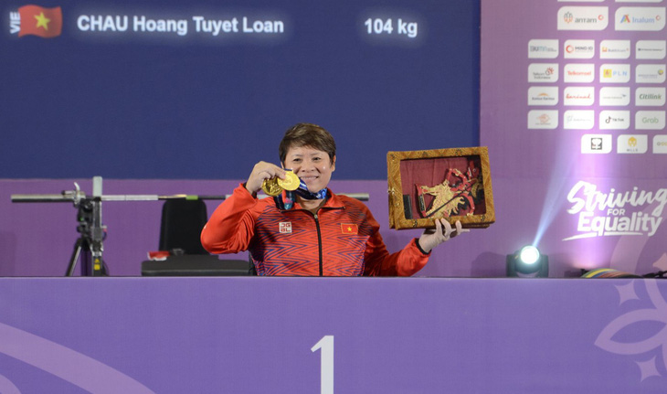 Nữ lực sĩ Tuyết Loan phá kỷ lục ASEAN Para Games ở tuổi 47 - Ảnh 1.