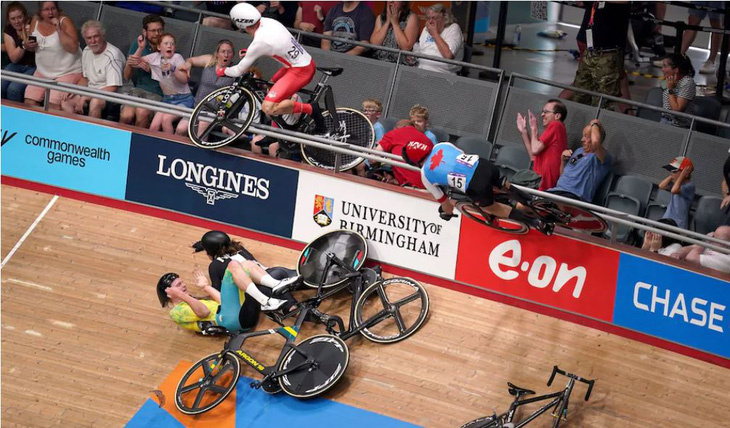Tai nạn kinh hoàng ở cuộc đua xe đạp: Nhà vô địch Olympic lái xe leo rào... bay lên khán đài - Ảnh 4.