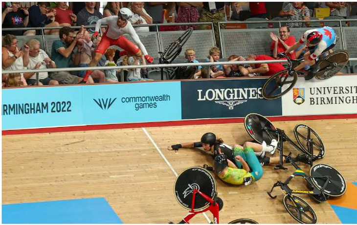Tai nạn kinh hoàng ở cuộc đua xe đạp: Nhà vô địch Olympic lái xe leo rào... bay lên khán đài - Ảnh 6.