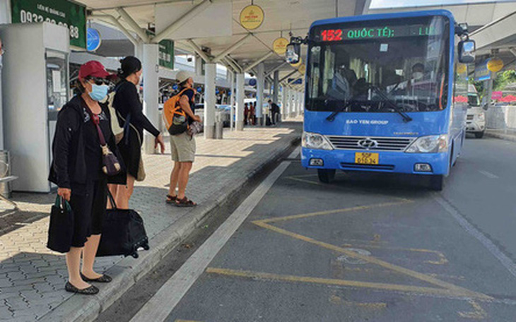 Tăng chuyến xe buýt là giải pháp tức thời giảm cảnh bát nháo ở Tân Sơn Nhất